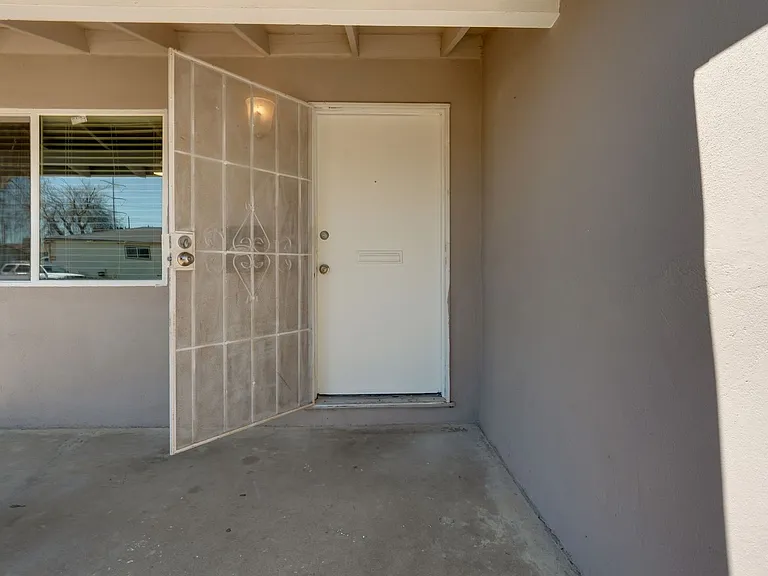 7726 Laurie Way — Photo 4