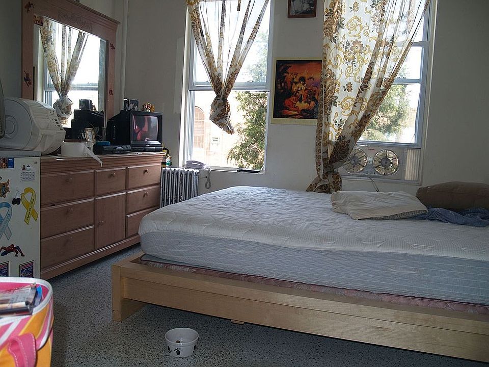 2nd image of 712 E 134th St