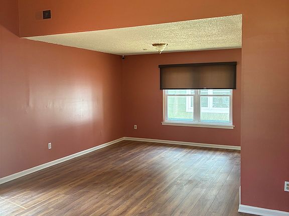 2nd image of 2118 Seven Oaks Dr
