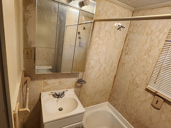 4th image of 742 Pride Ave