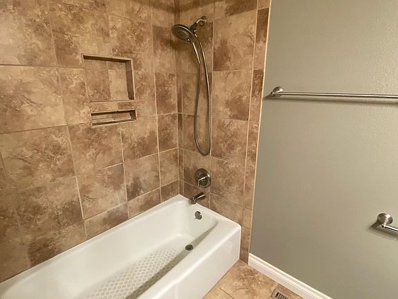 5th image of 909 Aurora Dr