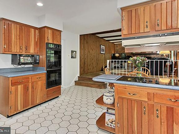 5th image of 3632 Camelot Dr