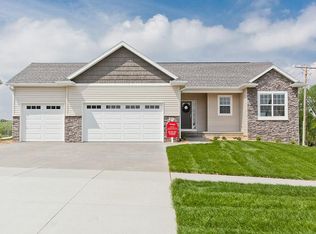 1802 Huntsboro Ln SW, Cedar Rapids, IA 52404