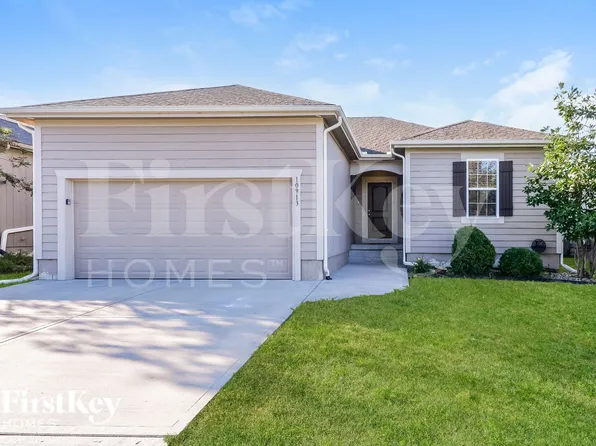 10913 Highview Rd, Peculiar, MO 64078