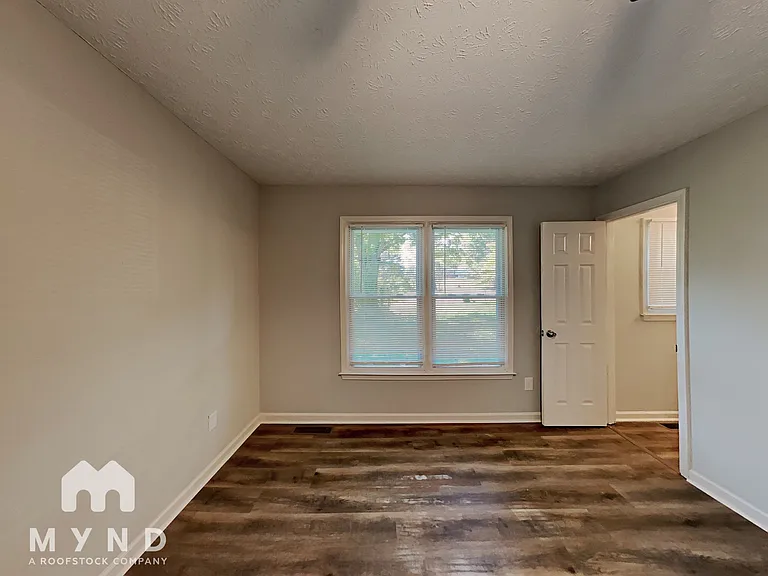 2728 Columbia Dr — Photo 9