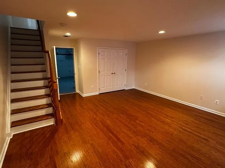 533 Coventry Dr — Photo 28