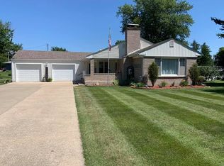 302 S Locust St, Edgewood, IA 52042
