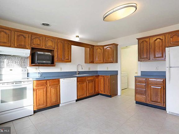 3rd image of 619 Victoria Dr
