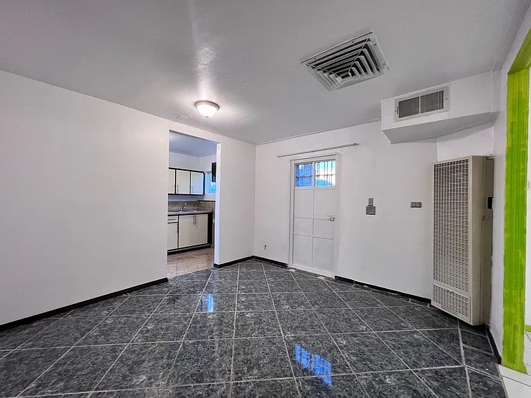 Central Studio Apartment — Photo 9