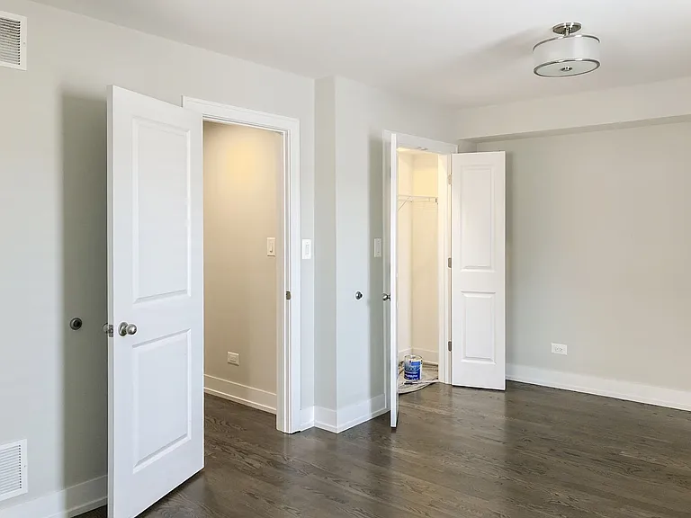 2315 N Southport Ave — Photo 15