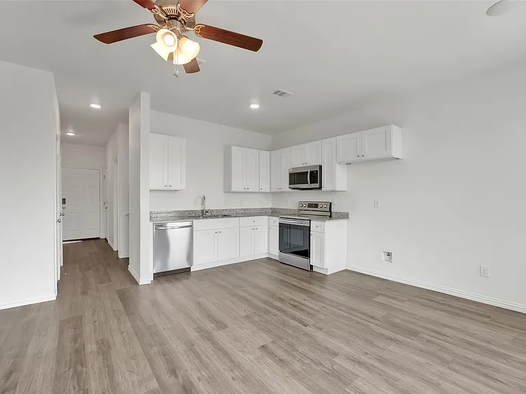 1608 Ash Crescent St — Photo 8