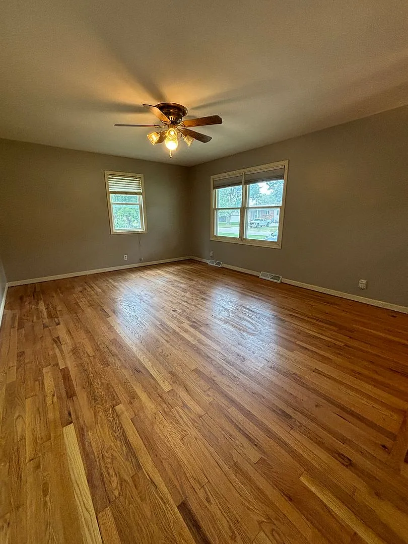 Spacious 3 bedroom, 2 bath home in Waterloo in quiet neighborhood — Photo 4