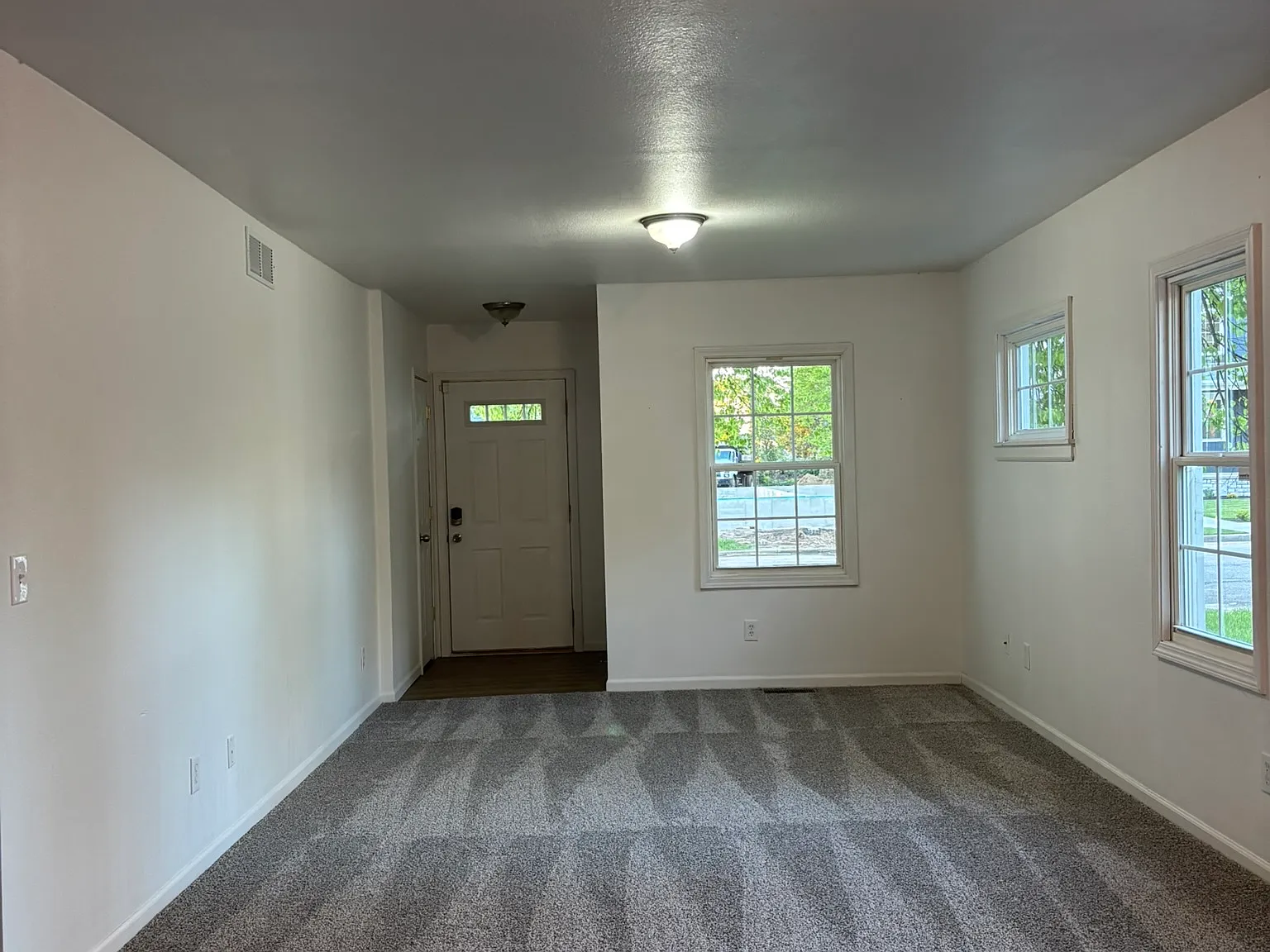 3 bed, 944 sqft, $1,800 — Photo 3