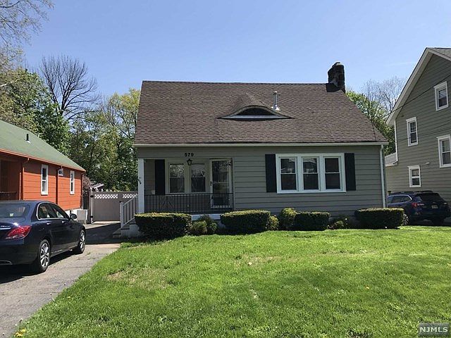 2nd image of 579 Broad St
