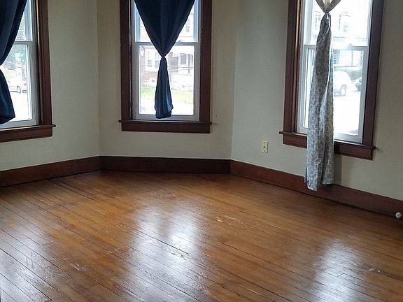 3rd image of 402 E King St