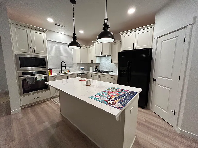 1662 S Quartz Dr — Photo 2