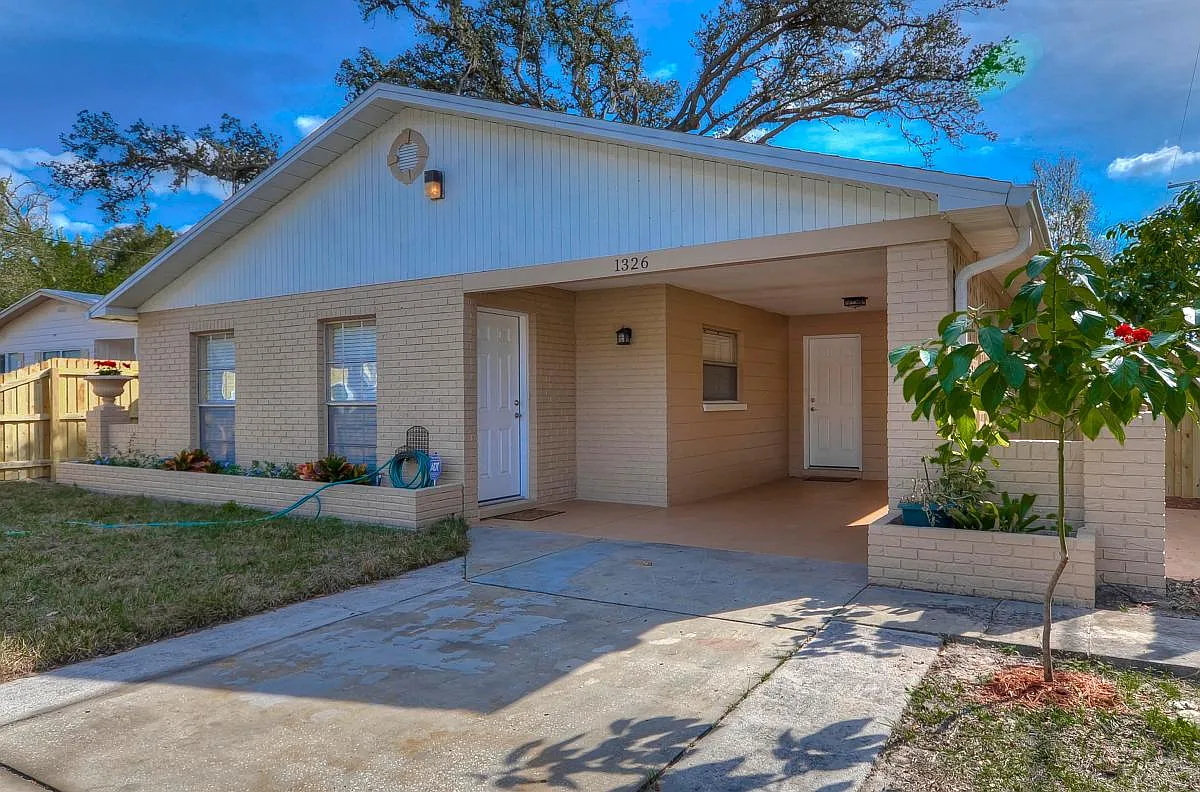 3 bed, 1171 sqft, $1,999 — Photo 1
