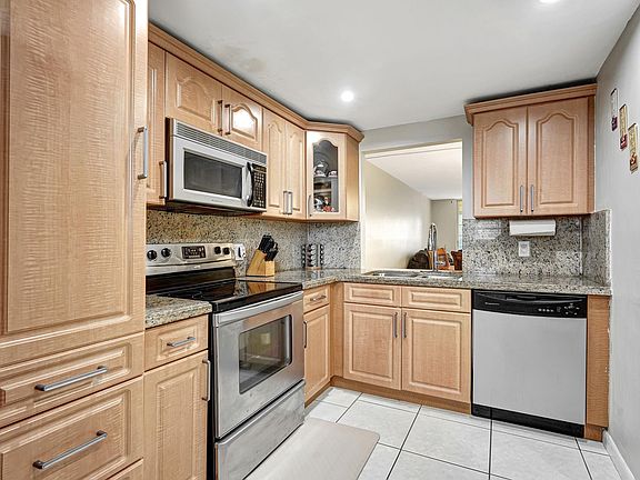2nd image of 2571 Aragon Boulevard #322