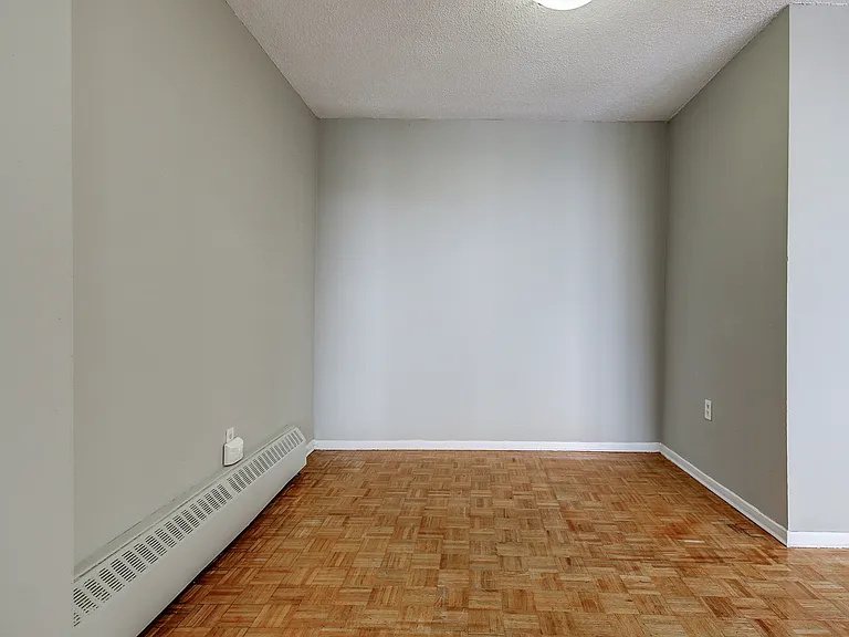 15 Eastbourne Dr — Photo 14