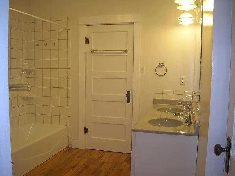1028 Bross St — Photo 7