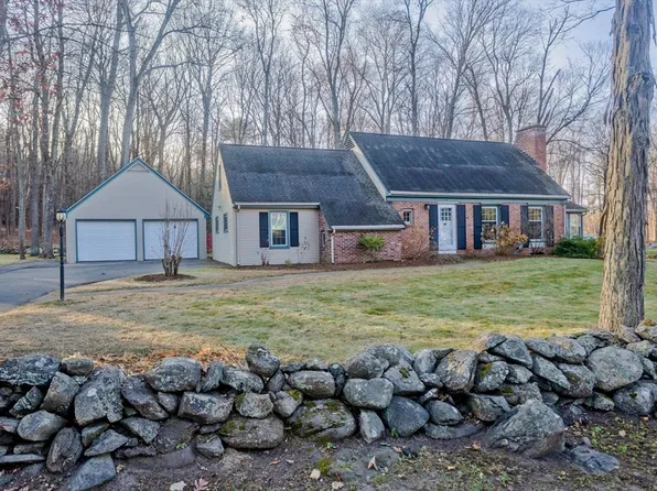 9 Brookmont Dr, Wilbraham, MA 01095