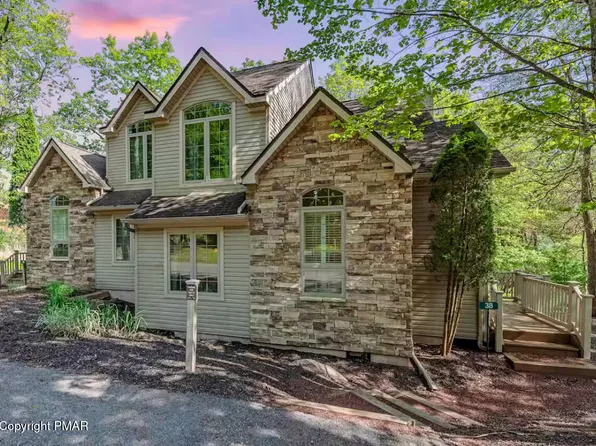 38 Summit Wind Dr, Lake Harmony, PA 18624