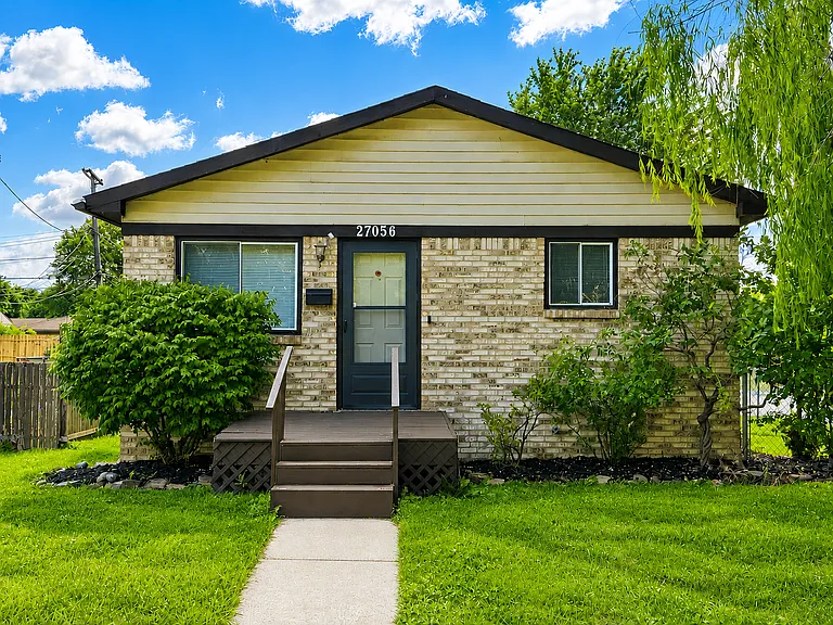 27056 Lawnwood St — Photo 1