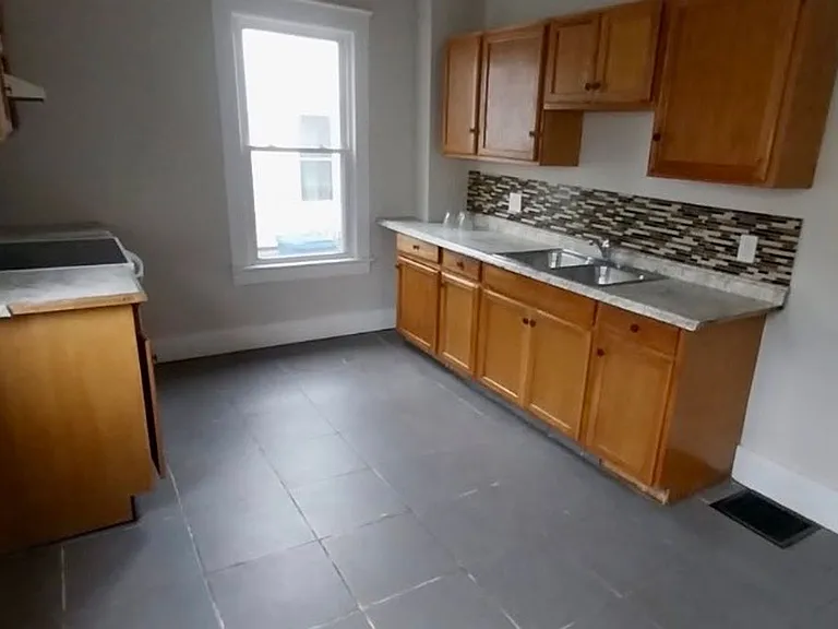 40 Clinton Ave — Photo 4