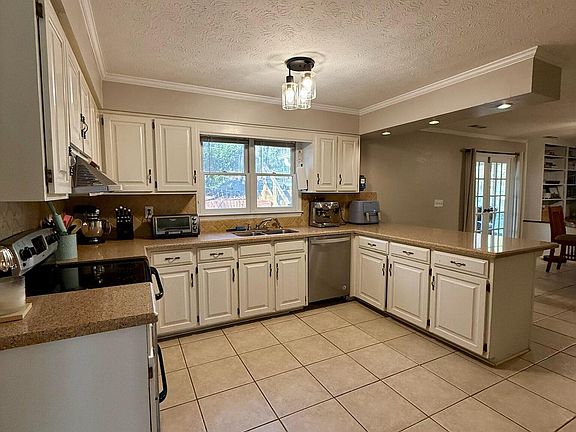 3rd image of 127 Ashling Dr