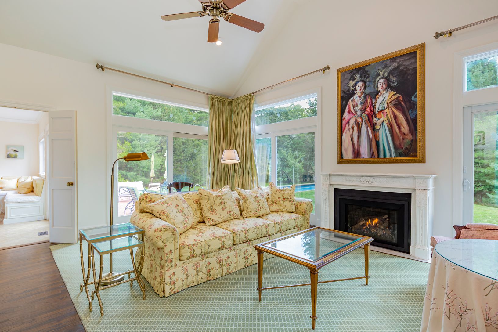  Living room with Fireplace 