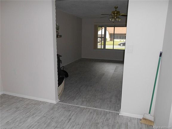3rd image of 225 Lexington Dr