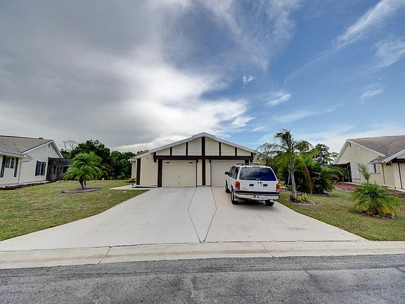 3rd image of 1425 SE Larkwood Cir
