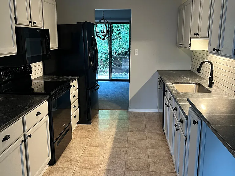 460 Lynetree Dr — Photo 13