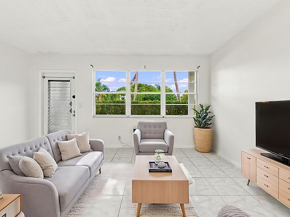 3rd image of 310 OAKRIDGE R Court #310