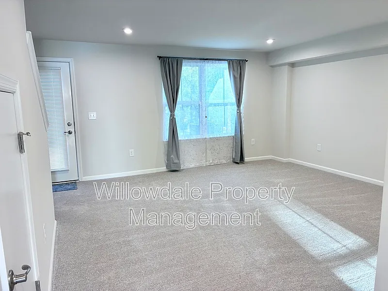 3 bed, 3.0 bath, 2007 sqft, $2,095 — Photo 4
