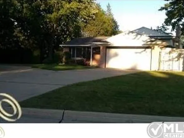 29300 Kensington Ct, Southfield, MI 48076