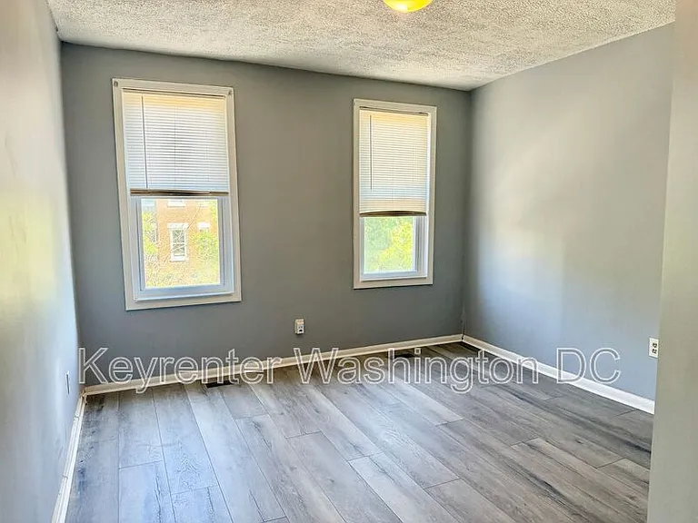 1537 A St SE #SE — Photo 16