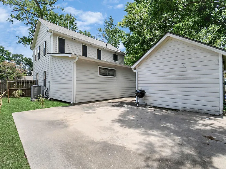901 N Jones St — Photo 32