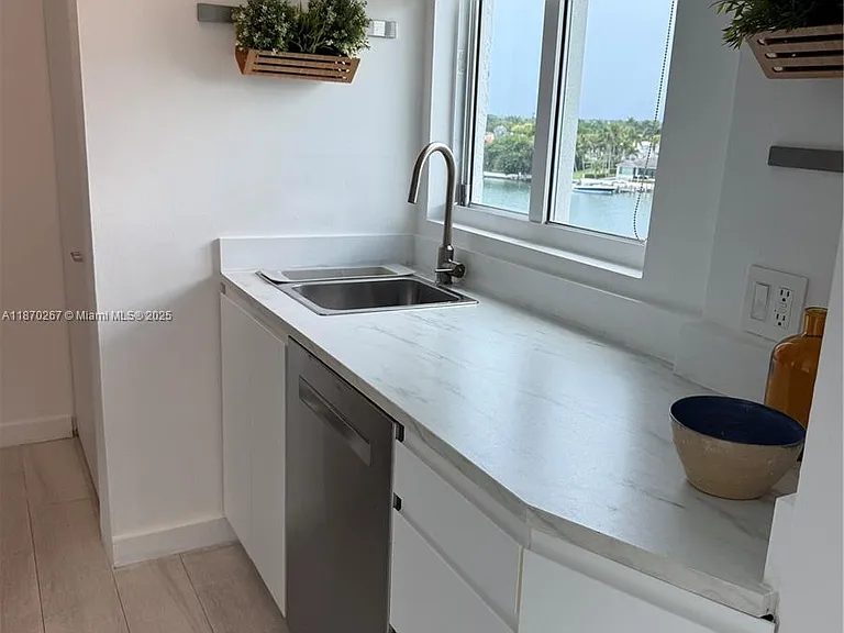 5900 Collins Ave #705 — Photo 9