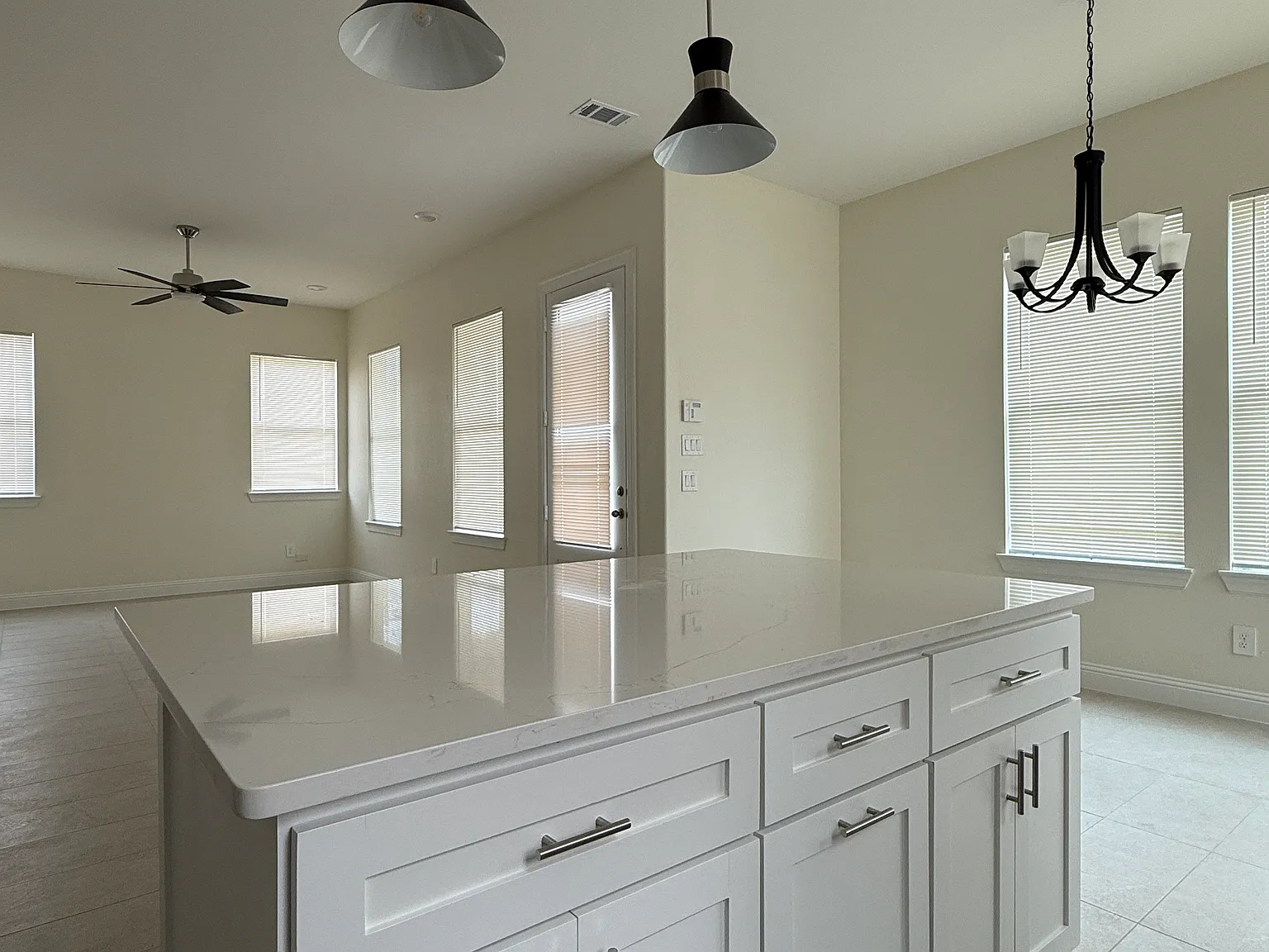 3 bed, 1760 sqft, $2,500 — Photo 4