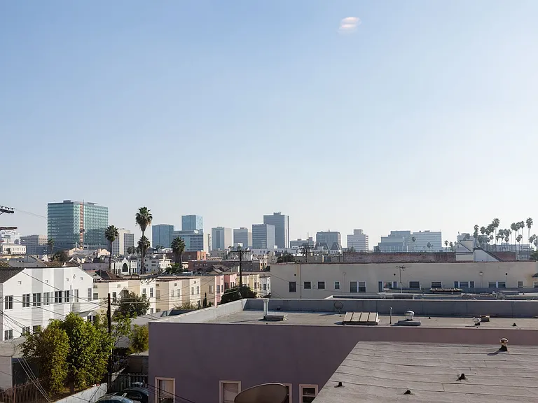 Cozy & Contemporary Studio in Koreatown — Photo 12