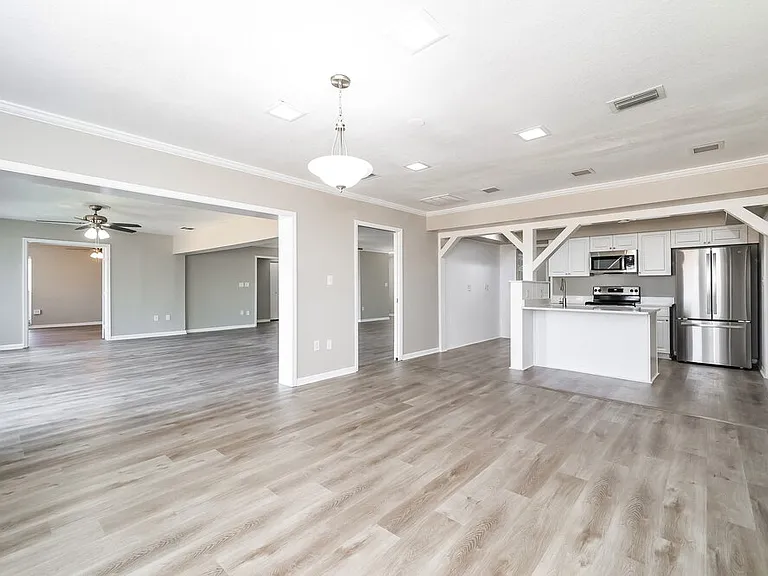1033 Campbell Ave — Photo 7