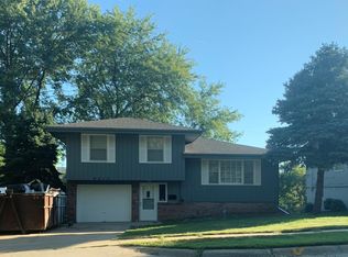 9215 Meadow Dr, Omaha, NE 68114