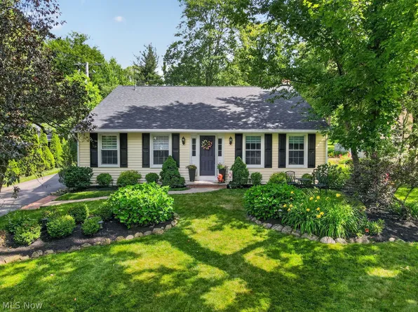 8446 Rockspring Dr, Chagrin Falls, OH 44023
