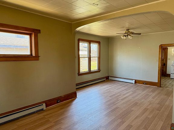 3rd image of 609 14th Ave E