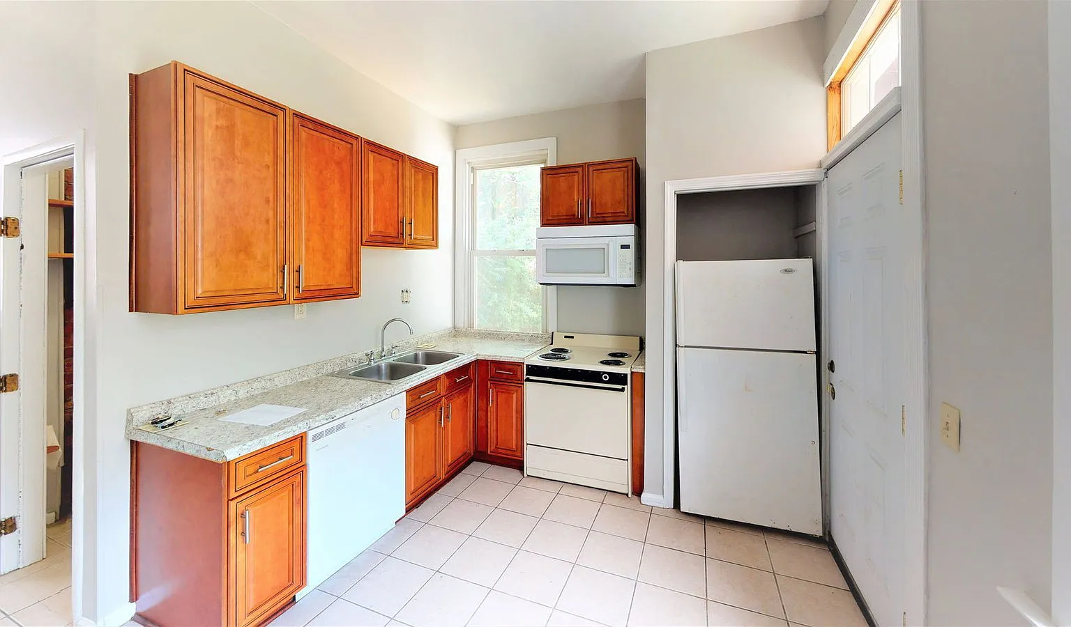 7 bed, 2.0 bath, 2009 sqft, $3,400 — Photo 4