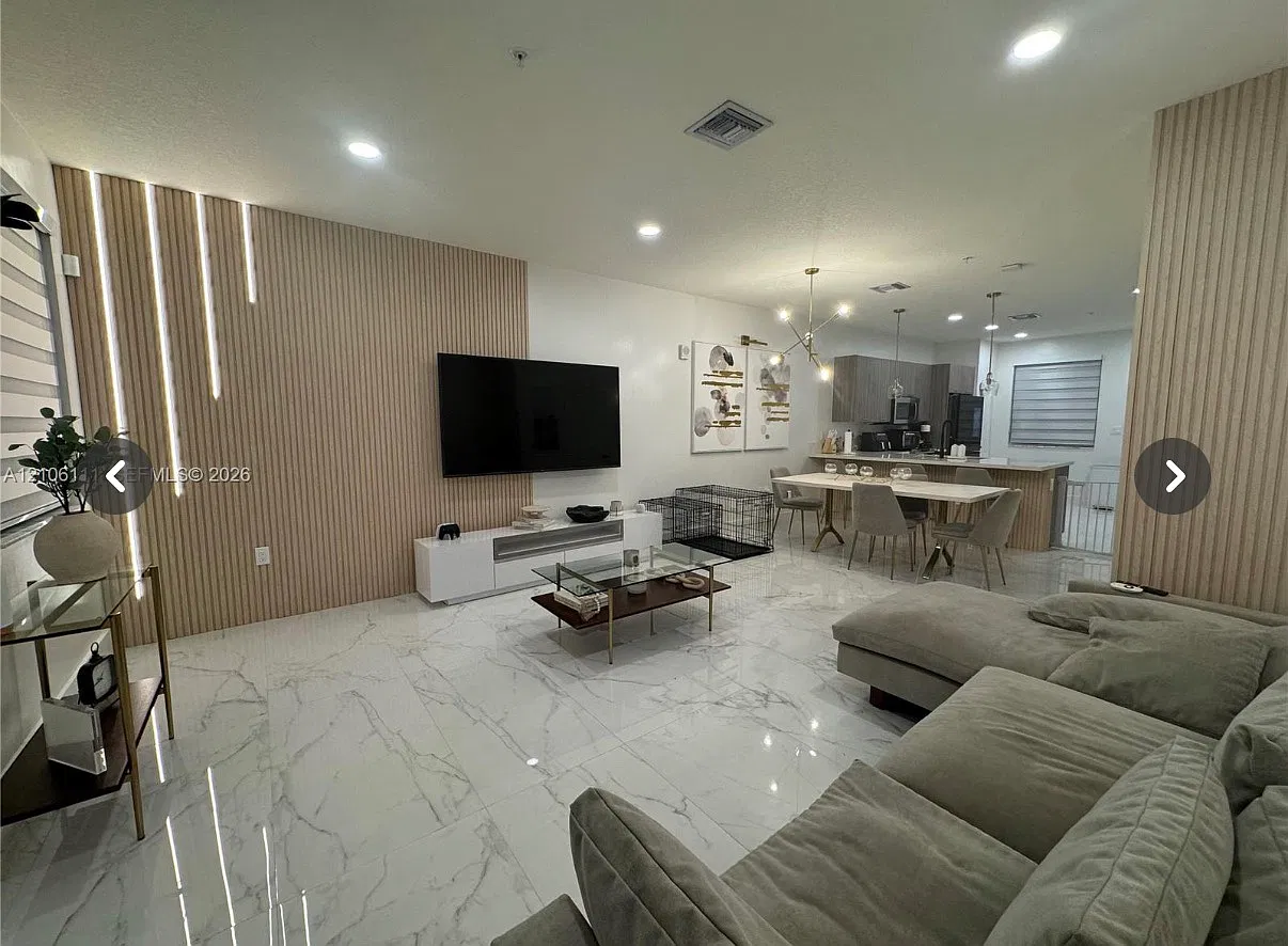 3 bed, 2.5 bath, 1315 sqft, $3,600 — Photo 2