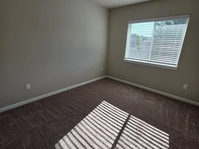 1013 Robbins Ct — Photo 9