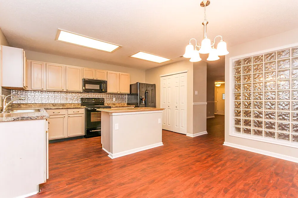 3 bed, 2.0 bath, 1505 sqft, $2,065 — Photo 4