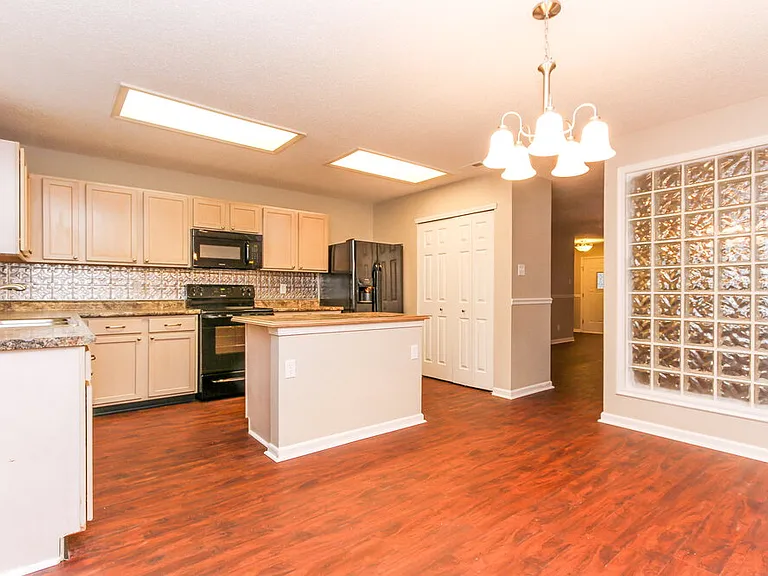 2425 Woodmont Ct — Photo 4